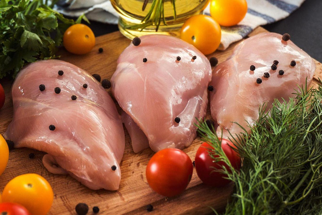 Thịt gà giúp bồi dưỡng dòng điện sinh học và tốt cho thoát vị đĩa đệm
