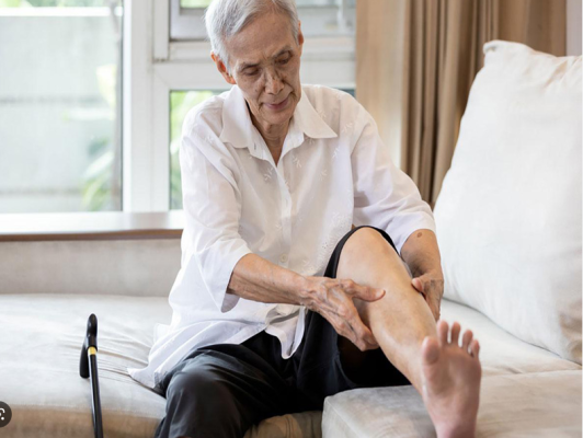Cách massage chân cho người già